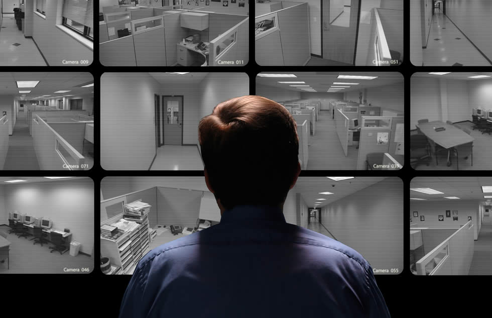 monitorista vigilando cámaras CCTV